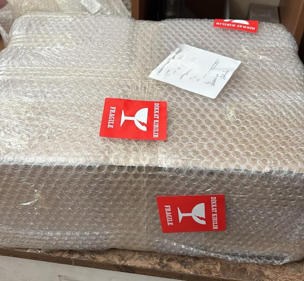 Pakete yapıştırılmış Dikkat Kırılır uyarı etiketleri