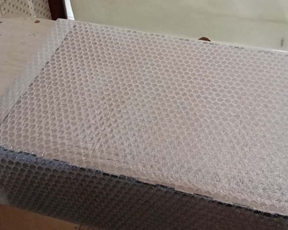 Paketin tamamı balonlu naylonla sarılıyor